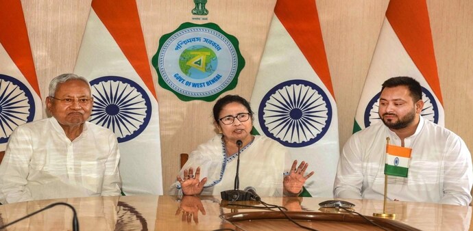 Nitish Kumar on Monday met Mamata Banerjee in Howrah Nitish Kumar on Monday met Mamata Banerjee in Howrah