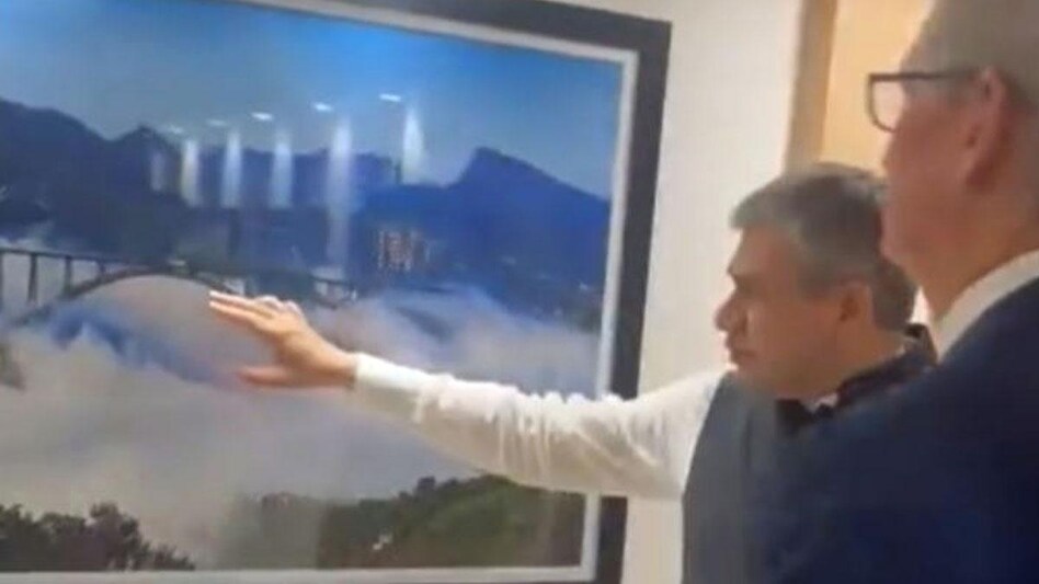 Tim Cook met Railway Minister Ashwini Vaishnaw at the Railway Ministry office in Delhi. Tim Cook met Railway Minister Ashwini Vaishnaw at the Railway Ministry office in Delhi.