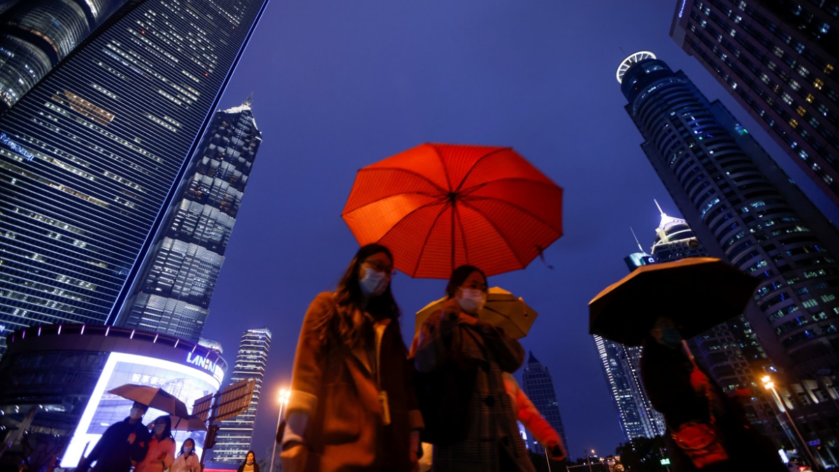 China's economy gathers speed, global risks raise challenges to outlook