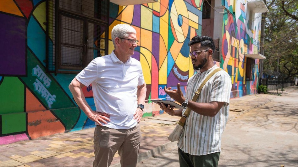 Tim Cook arrives in Delhi for Apple Saket opening; THIS was his first stop in national capital Tim Cook arrives in Delhi for Apple Saket opening; THIS was his first stop in national capital