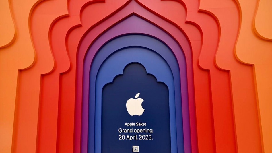 Apple Saket in New Delhi will open to public at 10 am today Apple Saket in New Delhi will open to public at 10 am today