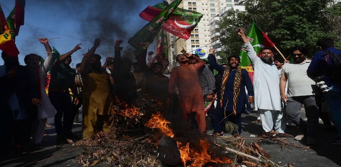 PTI workers entered compounds of army commanders' residence in Lahore and army HQ in Rawalpindi PTI workers entered compounds of army commanders' residence in Lahore and army HQ in Rawalpindi