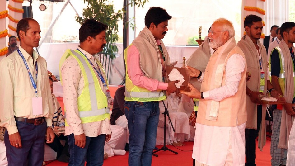 Prime Minister Modi honouring the workers at the ceremony Prime Minister Modi honouring the workers at the ceremony