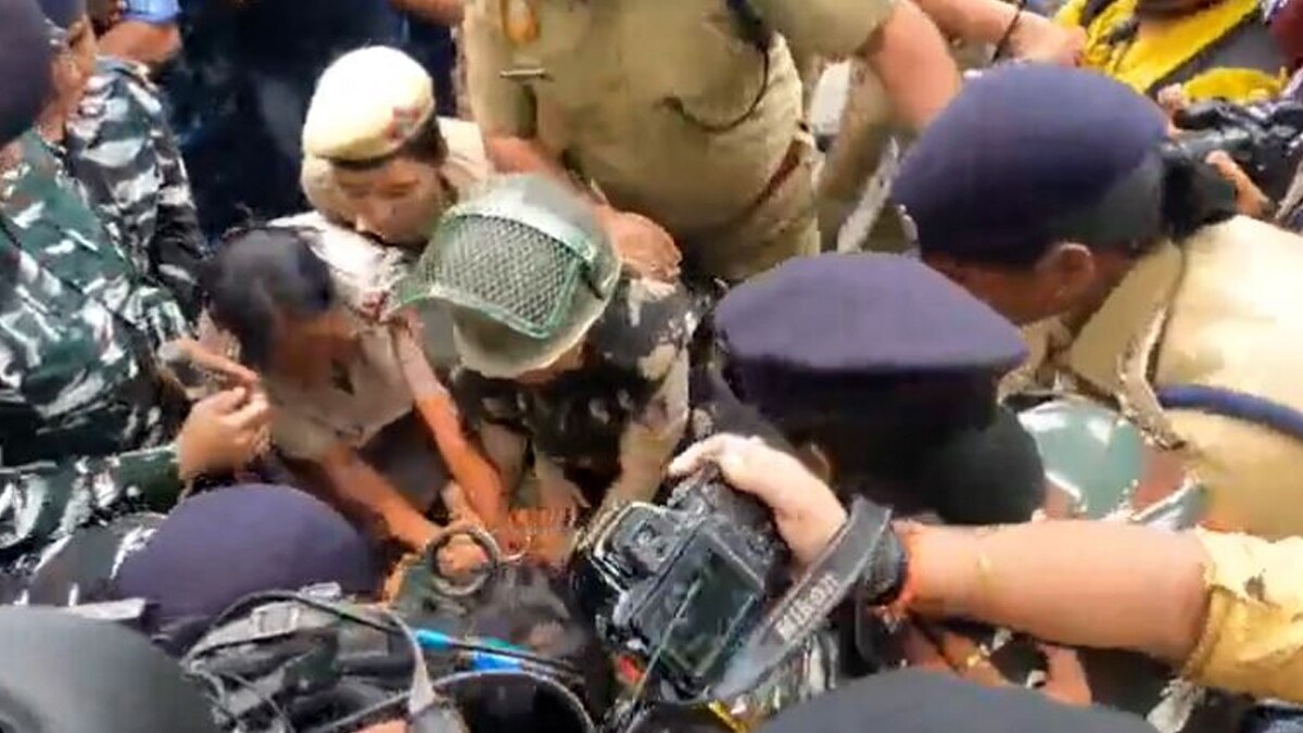 'Is it not your duty to protect them': NCP questions Smriti Irani's silence over manhandling of top wrestlers in Delhi