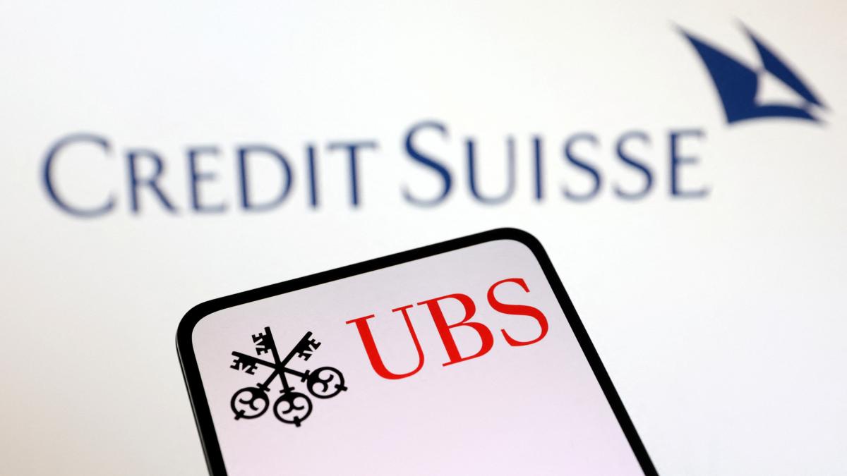 UBS weighs options for sale of Credit Suisse's Swiss unit