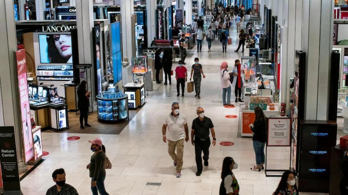 US annual inflation slows to below 5%, price pressures still strong