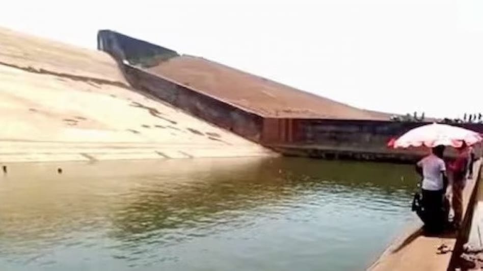 Vishwas then contacted the Irrigation Department and discussed options for retrieving his drowned phone. Vishwas then contacted the Irrigation Department and discussed options for retrieving his drowned phone.