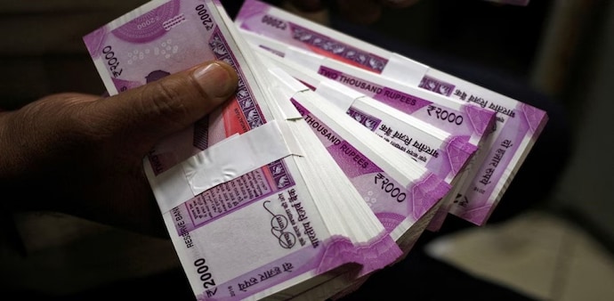 According to the report, the counterfeit notes detected in denomination of Rs 2,000 declined by 27.9 per cent in 2022-23. (Image: Reuters) According to the report, the counterfeit notes detected in denomination of Rs 2,000 declined by 27.9 per cent in 2022-23. (Image: Reuters)