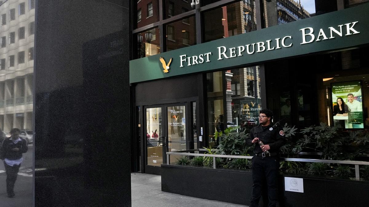 Shares of several regional lenders fell on Monday after the collapse of First Republic Bank, the third major casualty of the biggest crisis to hit the US banking sector since 2008 Shares of several regional lenders fell on Monday after the collapse of First Republic Bank, the third major casualty of the biggest crisis to hit the US banking sector since 2008