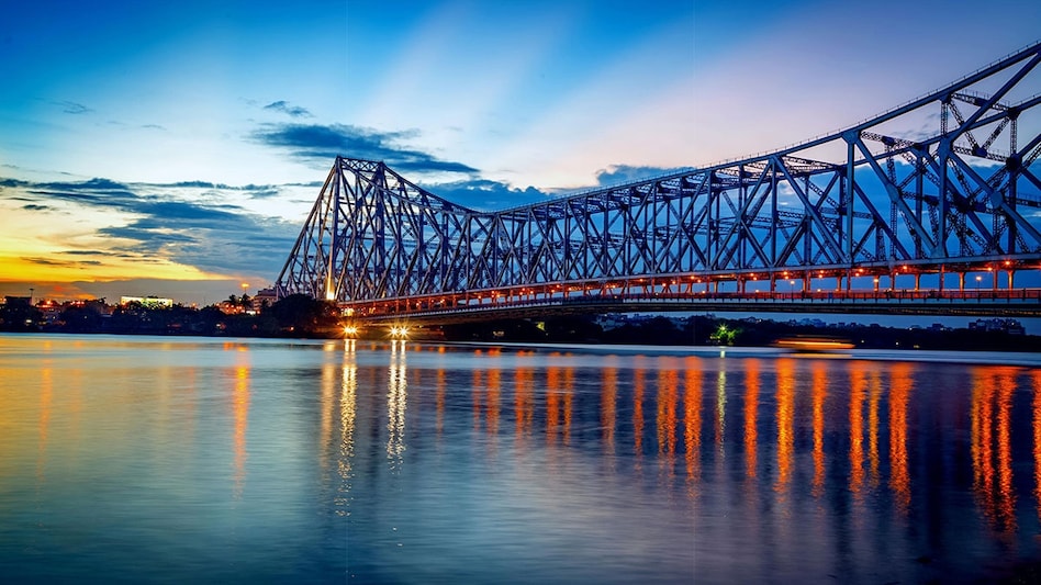 The bridge connects Howrah and Kolkata The bridge connects Howrah and Kolkata