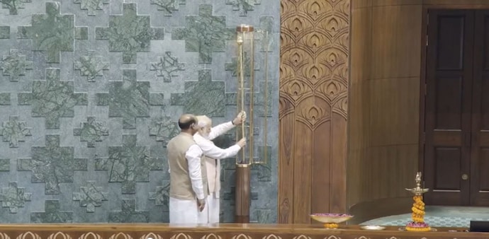 PM Modi installed the historic 'Sengol' near the Lok Sabha Speaker's chair in the new Parliament building PM Modi installed the historic 'Sengol' near the Lok Sabha Speaker's chair in the new Parliament building