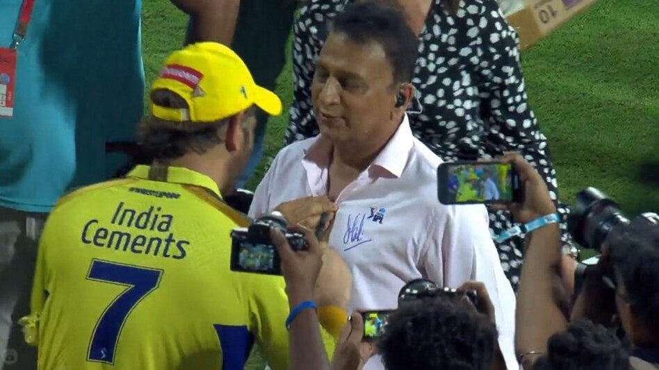 MS Dhoni autographs Sunil Gavaskar's shirt in a viral moment MS Dhoni autographs Sunil Gavaskar's shirt in a viral moment