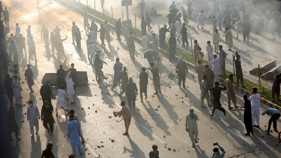 Imran Khan arrest update: PTI supporters storm army establishment in Peshawar Imran Khan arrest update: PTI supporters storm army establishment in Peshawar
