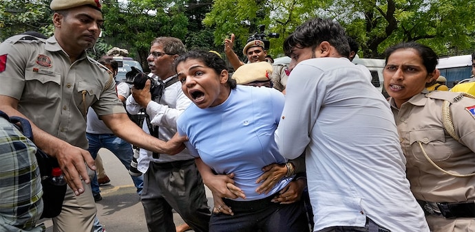 Wrestler Sakshi Malik during the clash with the police at Jantar Mantar Wrestler Sakshi Malik during the clash with the police at Jantar Mantar