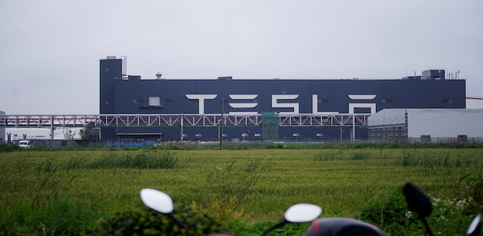 Senior Tesla executives likely to visit India this week to meet govt officials, says report Senior Tesla executives likely to visit India this week to meet govt officials, says report