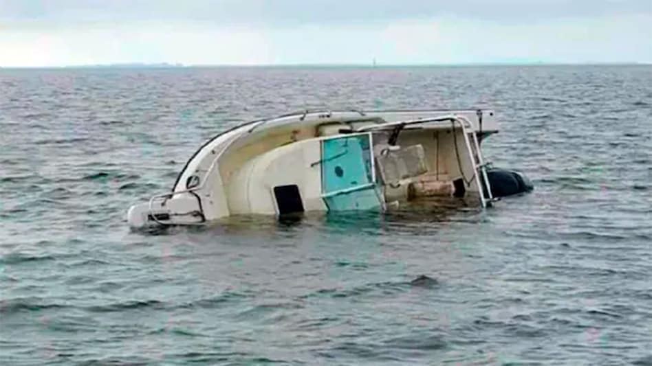 Chinese fishing boat capsizes in Indian Ocean, 39 crew members missing Chinese fishing boat capsizes in Indian Ocean, 39 crew members missing