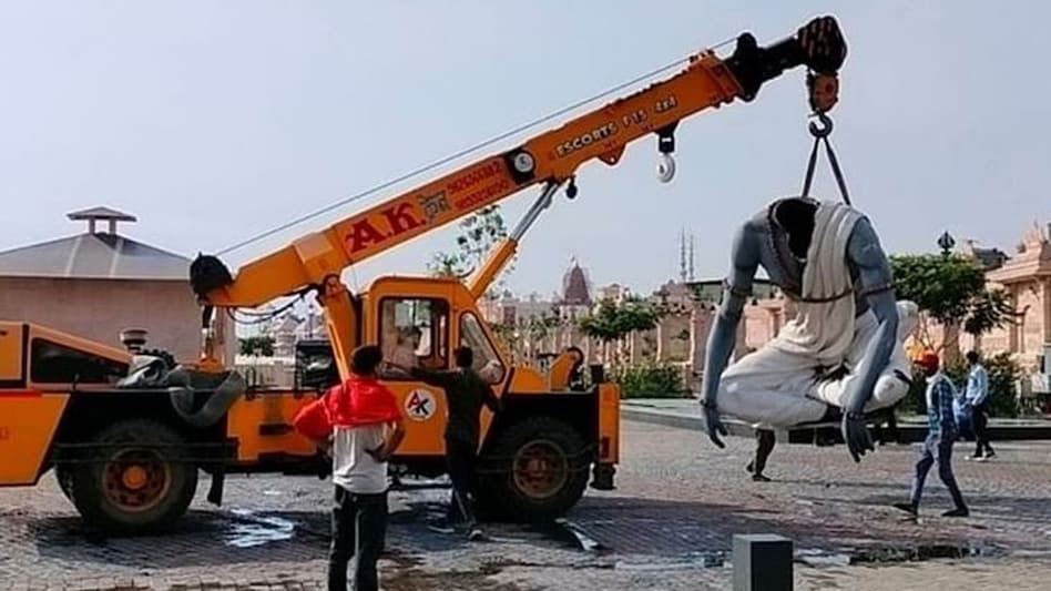 Strong winds swept the city and caused the idols to collapse Strong winds swept the city and caused the idols to collapse