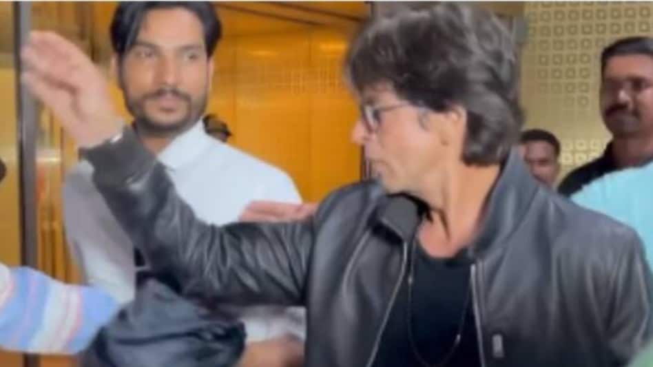 In the shared video, Khan can be seen walking out of the Mumbai airport along with his manager, Pooja Dadlani In the shared video, Khan can be seen walking out of the Mumbai airport along with his manager, Pooja Dadlani