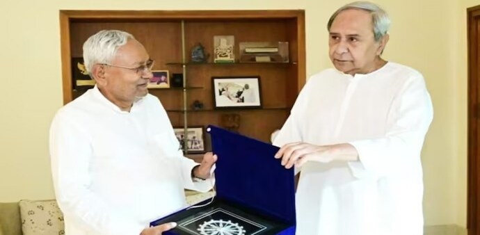 Nitish Kumar met Naveen Patnaik in Bhubaneswar on Tuesday. Nitish Kumar met Naveen Patnaik in Bhubaneswar on Tuesday.