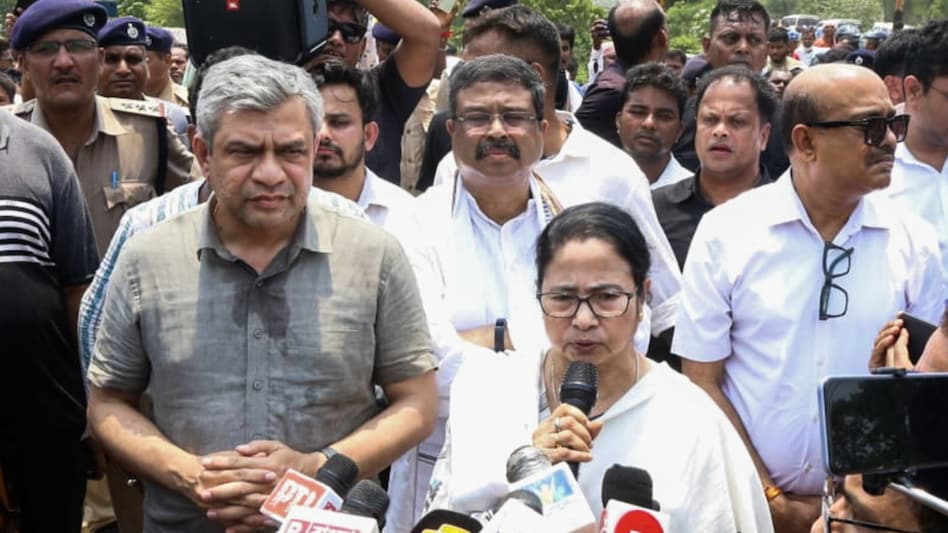 Railways Minister Ashwini Vaishnaw with West Bengal Chief Minister Mamata Banerjee Railways Minister Ashwini Vaishnaw with West Bengal Chief Minister Mamata Banerjee
