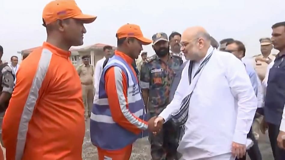 Union Home Minister Amit Shah meets with the NDRF/SDRF personnel after Cyclone Biparjoy Union Home Minister Amit Shah meets with the NDRF/SDRF personnel after Cyclone Biparjoy