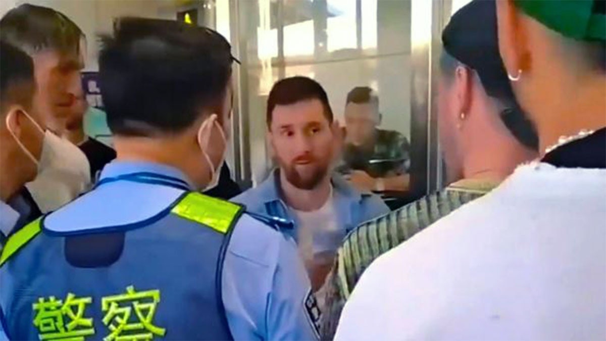 Lionel Messi at the Beijing airport Lionel Messi at the Beijing airport