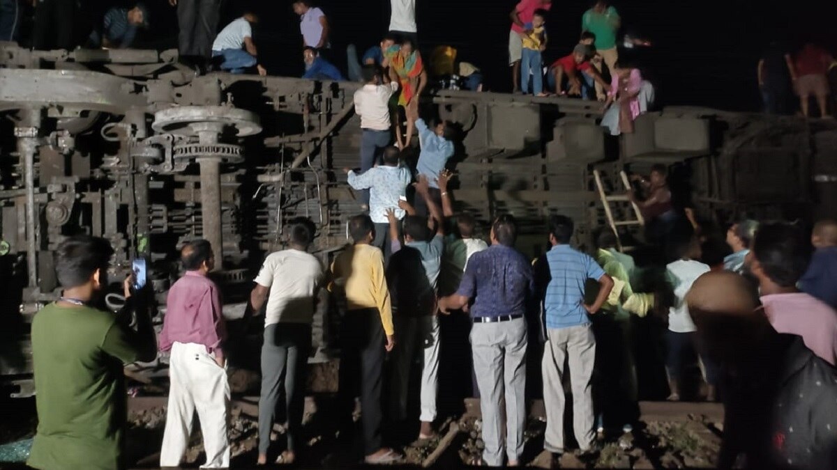 Coromandel Express derails in Odisha's Balasore district, many feared injured - BusinessToday