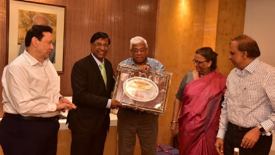 (From left to right) Keki Mistry, vice-chairman and CEO, HDFC Ltd, P R Ramesh, non- executive, non-independent director, Renu Sud Karnad, MD, V S Rangan - ED felicitate outgoing HDFC chairman Deepak Parekh (From left to right) Keki Mistry, vice-chairman and CEO, HDFC Ltd, P R Ramesh, non- executive, non-independent director, Renu Sud Karnad, MD, V S Rangan - ED felicitate outgoing HDFC chairman Deepak Parekh