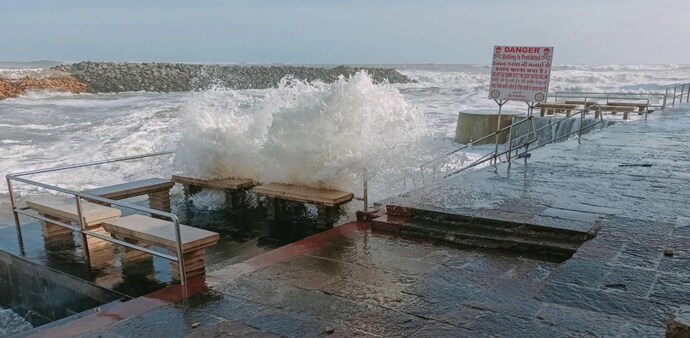 Heavy rainfall warning has been issued for Gujarat in districts like Kutch, Devbhumi Dwarka, Porbandar, Jamnagar, Rajkot, Junagarh and Morbi. Heavy rainfall warning has been issued for Gujarat in districts like Kutch, Devbhumi Dwarka, Porbandar, Jamnagar, Rajkot, Junagarh and Morbi.