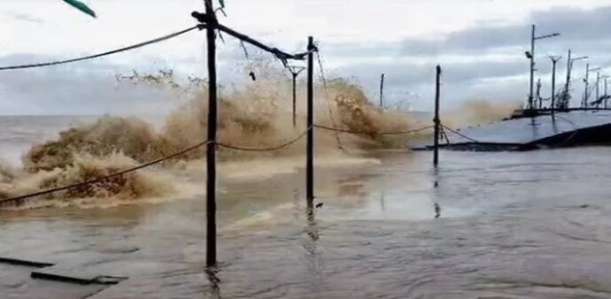 On Friday, the National Disaster Response Force (NDRF) team carried out the clearance work in Gujarat On Friday, the National Disaster Response Force (NDRF) team carried out the clearance work in Gujarat