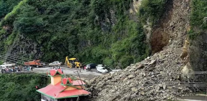 The landslide happened on the Chandigarh-Manali highway near 7 Mile which blocked the highway The landslide happened on the Chandigarh-Manali highway near 7 Mile which blocked the highway