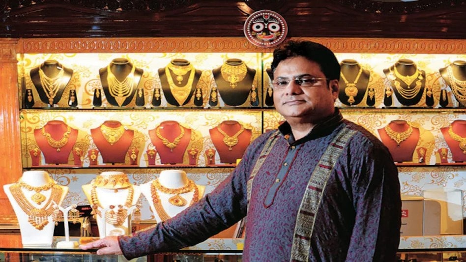 Incorporated in 1994, Senco Gold is a pan-India jewelry retailer, which sells its products through its 136 showrooms across 96 cities of the country. Incorporated in 1994, Senco Gold is a pan-India jewelry retailer, which sells its products through its 136 showrooms across 96 cities of the country.