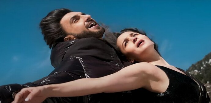 This is the second collaboration between Alia Bhatt and Ranveer Singh after the 2018 Zoya Akhtar directorial Gully Boy. This is the second collaboration between Alia Bhatt and Ranveer Singh after the 2018 Zoya Akhtar directorial Gully Boy.