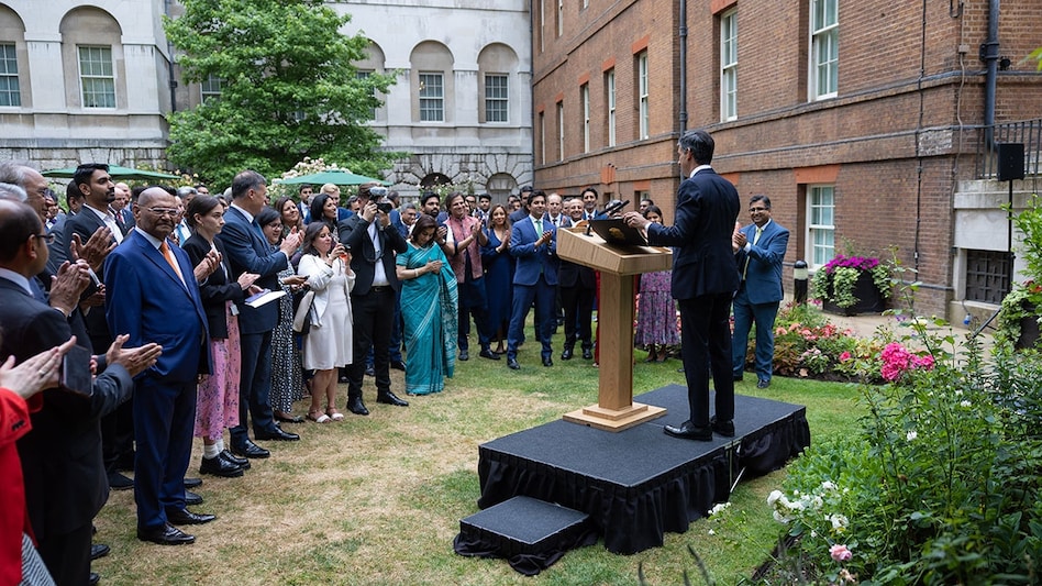 These celebrities and business leaders included Bollywood star Sonam Kapoor, actor Vivek Oberoi, ace boxer Mary Kom, and Vedanta Chairman Anil Agarwal These celebrities and business leaders included Bollywood star Sonam Kapoor, actor Vivek Oberoi, ace boxer Mary Kom, and Vedanta Chairman Anil Agarwal