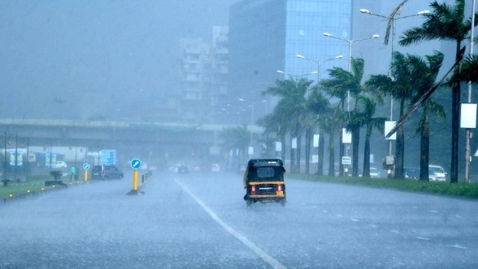 IMD issues orange alert for these districts in Maharashtra, heavy rain expected in Mumbai (Photo: PTI) IMD issues orange alert for these districts in Maharashtra, heavy rain expected in Mumbai (Photo: PTI)