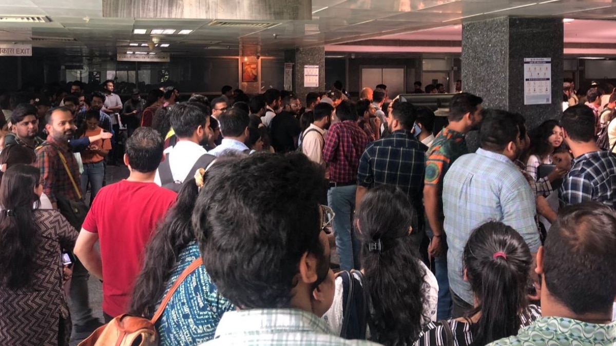 500-plus MBBS doctors stand in line for 20 jobs at Delhi's GTB Hospital. 500-plus MBBS doctors stand in line for 20 jobs at Delhi's GTB Hospital.