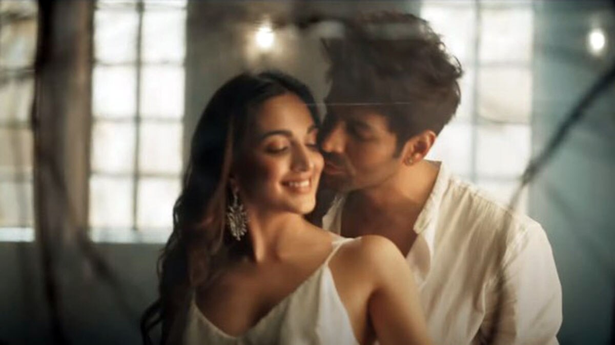 This remake, sung by Arijit Singh and Tulsi Kumar, has now become an object of ridicule for many hardcore fans of the original Pasoori. This remake, sung by Arijit Singh and Tulsi Kumar, has now become an object of ridicule for many hardcore fans of the original Pasoori.