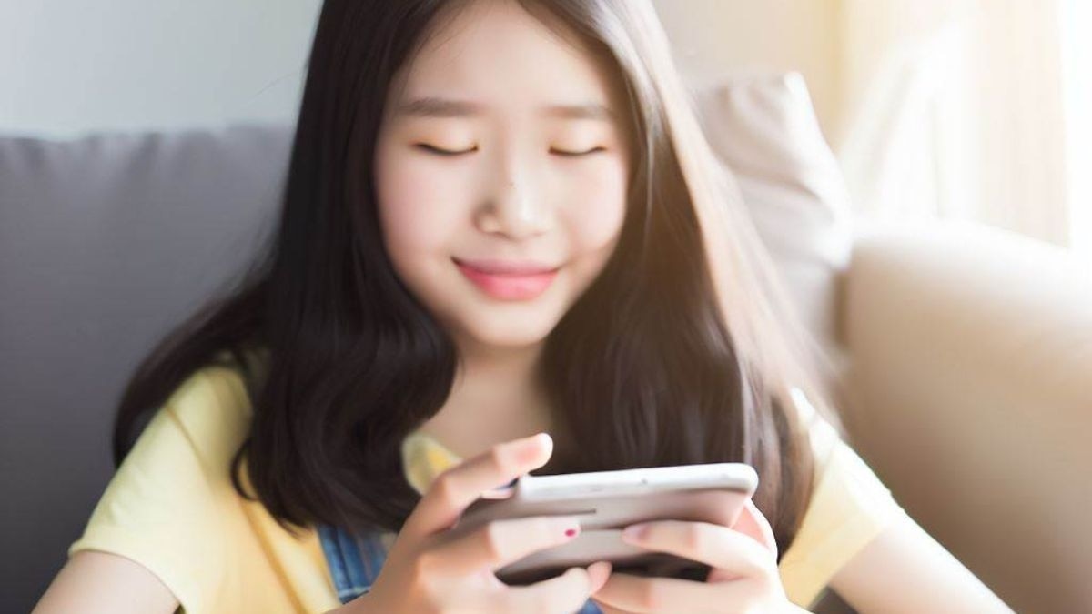 The girl found her mother’s debit card lying around and decided to connect it to her smartphone. The girl found her mother’s debit card lying around and decided to connect it to her smartphone.