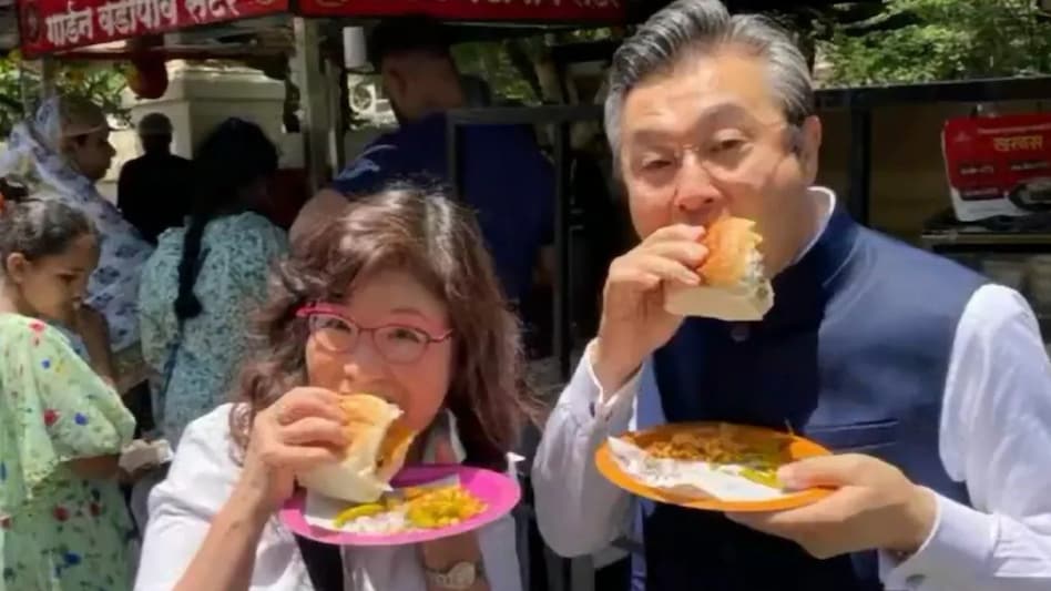 The caption of the video reads, “I love street food of India ...but thoda teekha kam please!” The caption of the video reads, “I love street food of India ...but thoda teekha kam please!”