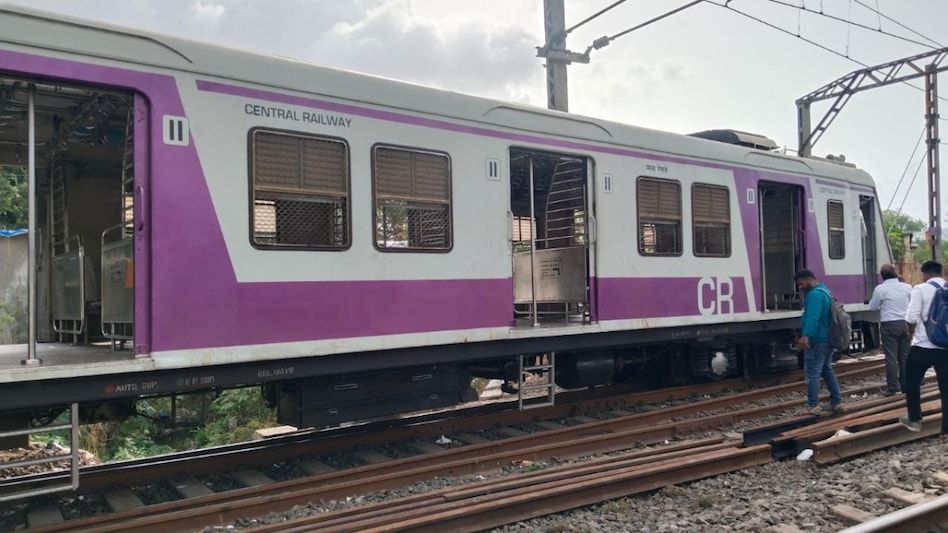 Mumbai: Empty rake of EMU derails at Ambarnath Railway Station; traffic hit Mumbai: Empty rake of EMU derails at Ambarnath Railway Station; traffic hit