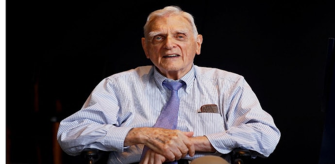 John B. Goodenough dies at the age of 100 John B. Goodenough dies at the age of 100