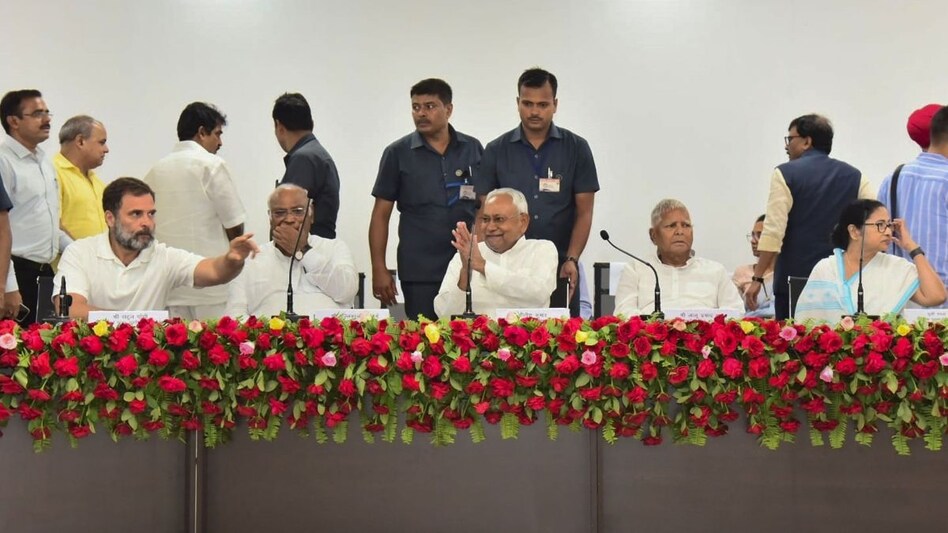 The seasoned politician was, however, not all mirth and levity as he also lauded Gandhi for the "Bharat Jodo Yatra" The seasoned politician was, however, not all mirth and levity as he also lauded Gandhi for the "Bharat Jodo Yatra"