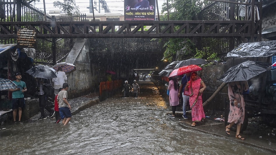 'BMC did nothing throughout the year': Netizens slam Mumbai civic officials as heavy rains lead to waterlogging 'BMC did nothing throughout the year': Netizens slam Mumbai civic officials as heavy rains lead to waterlogging