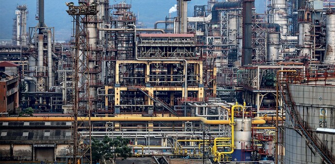 A Bharat Petroleum Corporation oil refinery in Mumbai’s Mahul A Bharat Petroleum Corporation oil refinery in Mumbai’s Mahul