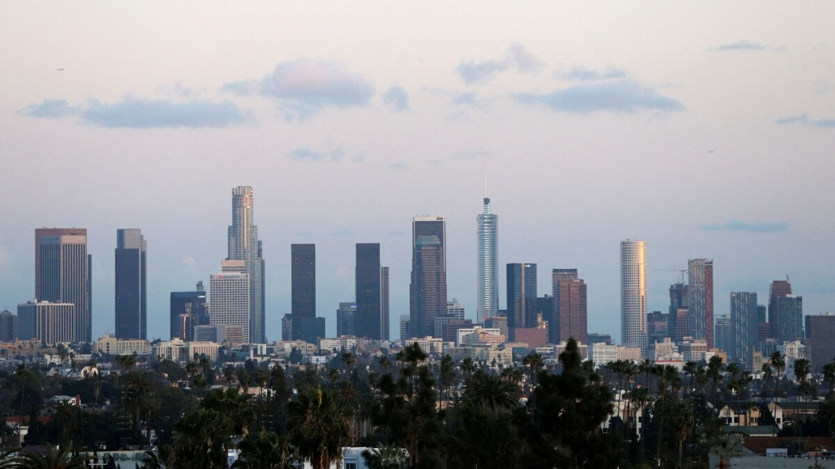 US banks point to resilient but slowing economy, flag risks ahead