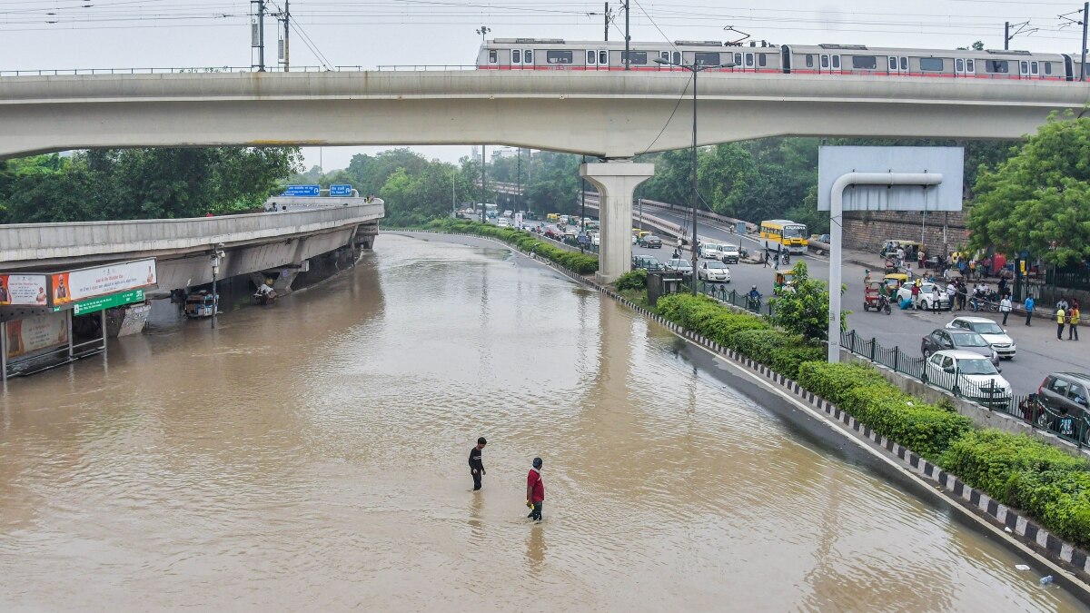 Huge traffic jam at Singhu Border after Delhi govt bans entry of heavy goods vehicles amid flooding