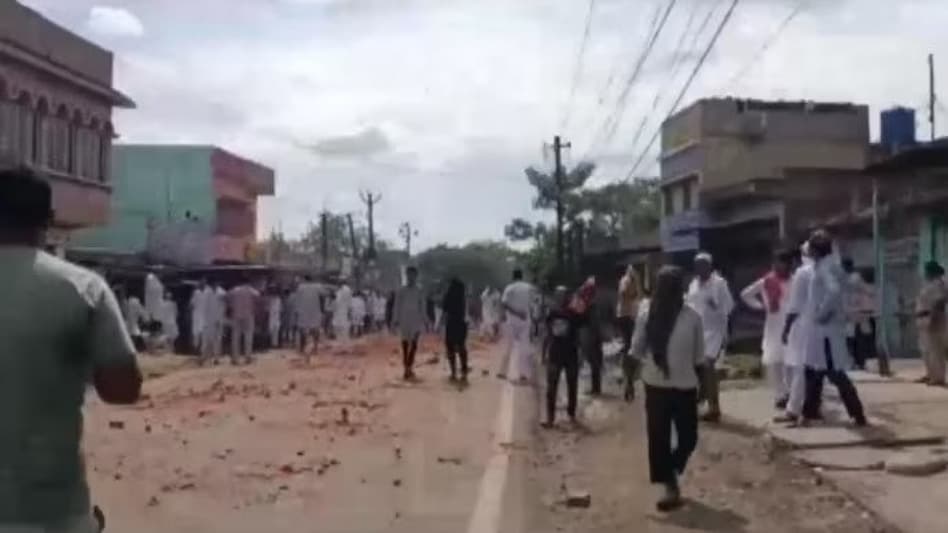 The clash between the two groups highlights the growing problem of e-rickshaw thefts in Jharkhand. The clash between the two groups highlights the growing problem of e-rickshaw thefts in Jharkhand.