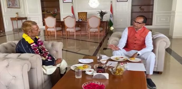 Madhya Pradesh Chief Minister Shivraj Chouhan met victim Dashmat Rawat on Thursday. Madhya Pradesh Chief Minister Shivraj Chouhan met victim Dashmat Rawat on Thursday.