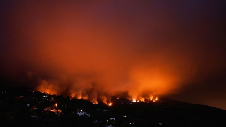 Italy issued hot weather red alerts for 16 cities on Sunday Italy issued hot weather red alerts for 16 cities on Sunday