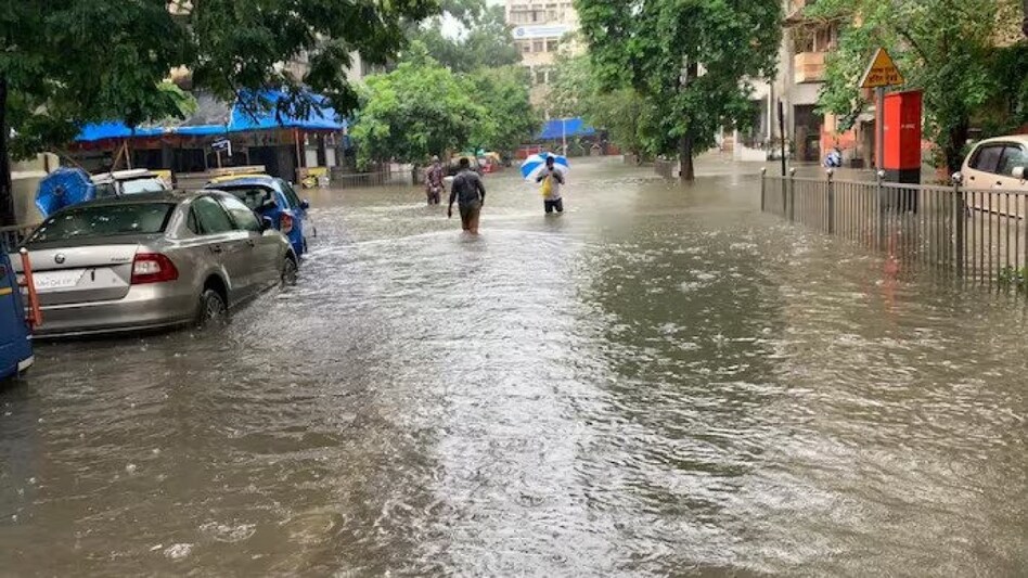 Incessant rainfall lashed several parts of Maharashtra, leading to waterlogging in many areas. (Image: Sameer Shanbhag) Incessant rainfall lashed several parts of Maharashtra, leading to waterlogging in many areas. (Image: Sameer Shanbhag)